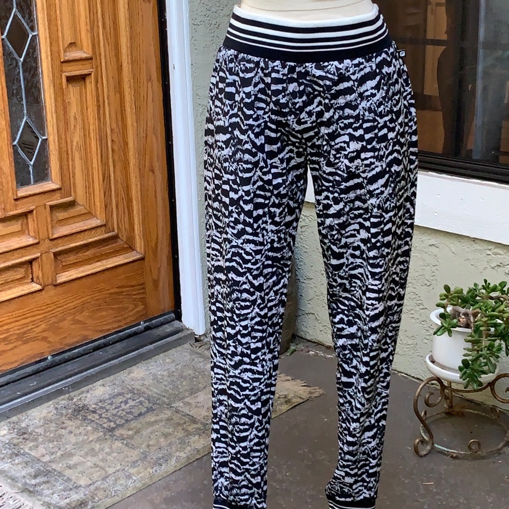 FABLETICS Abstract black and white Eve jogger. S - Picture 3 of 8